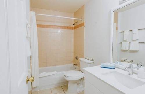 Red Deer Apartamento | Newly renovated 2 Queen suite with Kitchenette