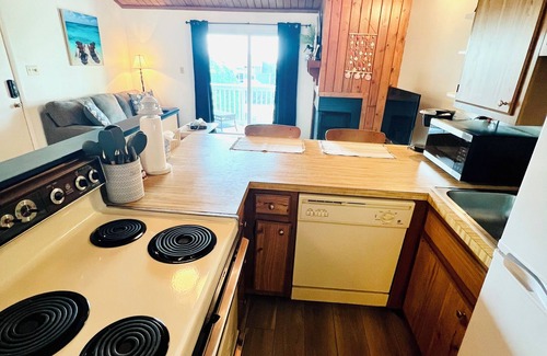 Ocean Ridge Condominio | Newly Renovated. 2BR condo, Resort amenities, golf course view, beach access.