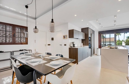 Nueva Andalucia Apartamento | ✰ Newly Renovated 3 BDRM apt next to Puerto Banús!