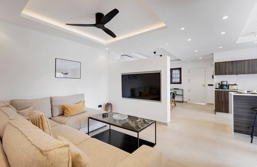 Nueva Andalucia Apartamento | ✰ Newly Renovated 3 BDRM apt next to Puerto Banús!