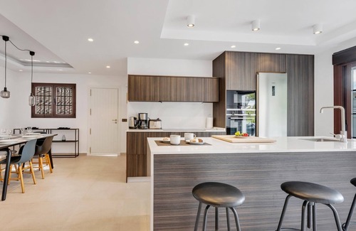 Nueva Andalucia Apartamento | ✰ Newly Renovated 3 BDRM apt next to Puerto Banús!