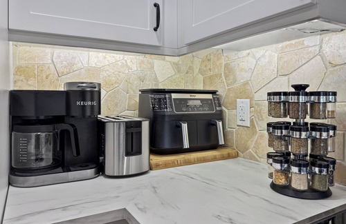 Trent Hills Cabaña | Newly renovated 4 season, 3-bedroom Cottage with Hot Tub!