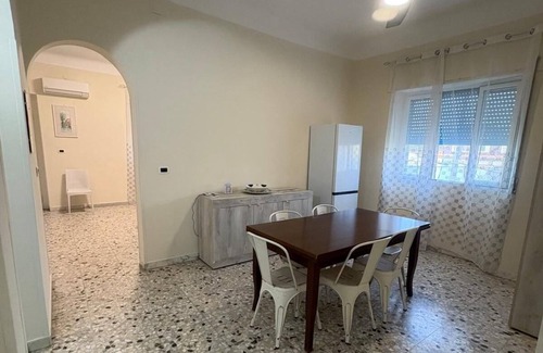 Monti D'arena-Bosco Caggione Apartamento | Apartamento recientemente renovado a pocos pasos del mar