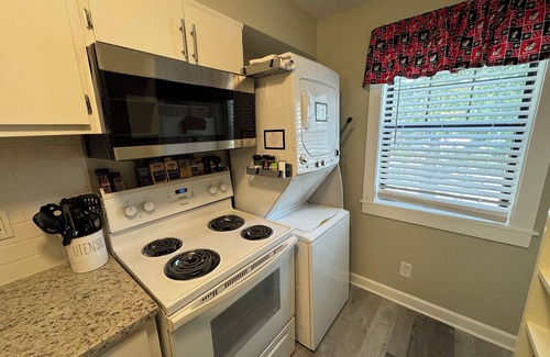 Athens Casa | Newly renovated, beautiful 2-bedroom Dawghouz townhome 1 mi to stadium in Athens