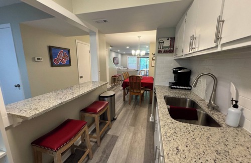 Athens Casa | Newly renovated, beautiful 2-bedroom Dawghouz townhome 1 mi to stadium in Athens