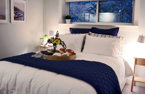 Blueridge Cama Y Desayuno | Newly Renovated Cozy 1 Bedroom Suite with Hot Tub!