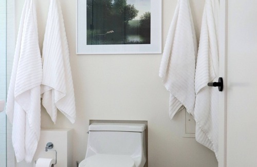 Blueridge Cama Y Desayuno | Newly Renovated Cozy 1 Bedroom Suite with Hot Tub!