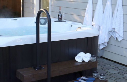 Blueridge Cama Y Desayuno | Newly Renovated Cozy 1 Bedroom Suite with Hot Tub!