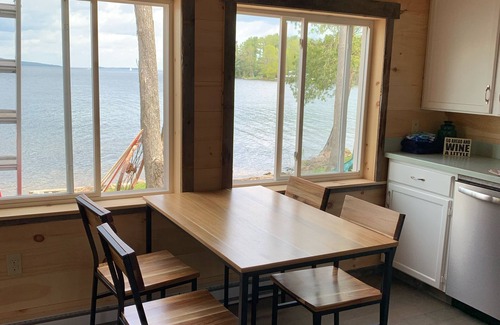 Willsboro Cabaña | Campamento recientemente renovado en la bahía de Willsboro