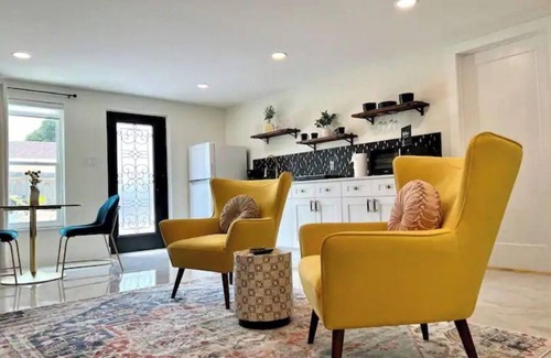 Bearss Plaza Casa | Newly Renovated Chic Parisian Studio