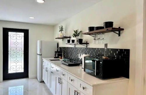 Bearss Plaza Casa | Newly Renovated Chic Parisian Studio