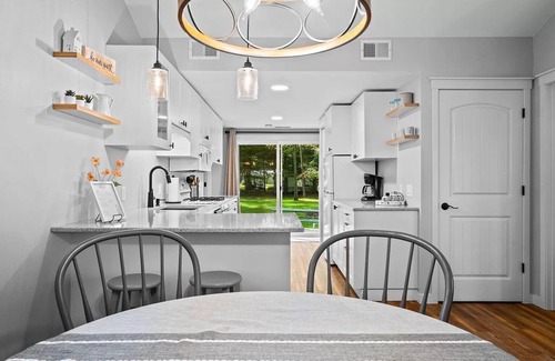 Baldwin Casa | Newly Renovated Cottage on Wolf Lake