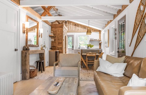 Mirror Lake Cabaña | Newly Renovated Cozy Cottage in Highlands