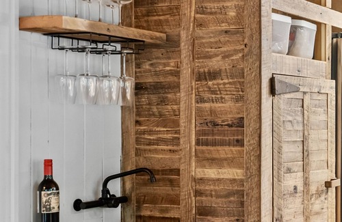 Mirror Lake Cabaña | Newly Renovated Cozy Cottage in Highlands