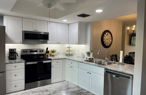 Cypress Lake Condominio | Newly renovated Cypress Lake Condo with Pool, Hot Tub and Pickleball