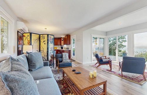 Kingston Casa | Newly renovated home with private hot tub and amazing sunset views, dog friendly