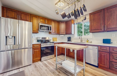 Kingston Casa | Newly renovated home with private hot tub and amazing sunset views, dog friendly