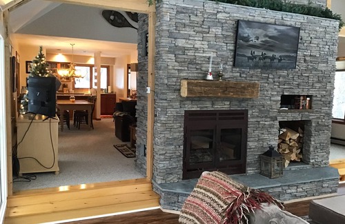 Killington Casa | Newly Renovated Killington House, Private, hot Tub, two Sided Fireplace