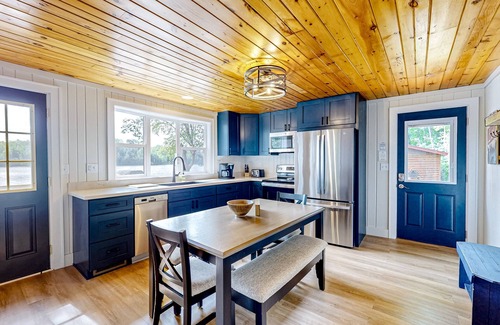 Presque Isle Cabina | ¡Cabaña frente al lago que admite perros con toques de madera y vistas increíbles al agua!