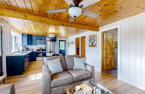 Presque Isle Cabina | ¡Cabaña frente al lago que admite perros con toques de madera y vistas increíbles al agua!