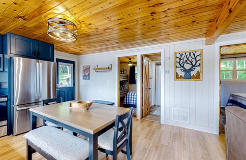 Presque Isle Cabina | ¡Cabaña frente al lago que admite perros con toques de madera y vistas increíbles al agua!