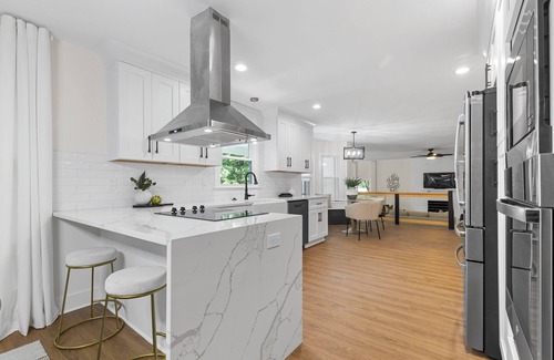 Charlotte Casa | Newly Renovated Luxury 4-bedroom house in lovely Charlotte with WiFi and AC
