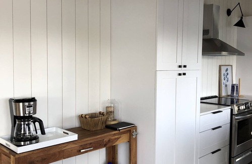 Bracebridge Cabaña | Newly-Renovated Muskoka Island Cottage Steps From Water