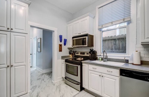 Midtown Apartamento | Newly Renovated ☆ Pet-friendly w/ Back Yard ☆ Victorian District ☆ Park Side