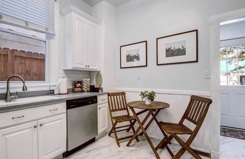 Midtown Apartamento | Newly Renovated ☆ Pet-friendly w/ Back Yard ☆ Victorian District ☆ Park Side