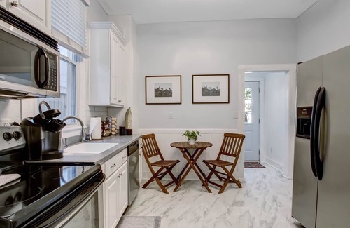 Midtown Apartamento | Newly Renovated ☆ Pet-friendly w/ Back Yard ☆ Victorian District ☆ Park Side