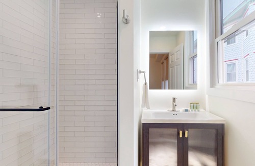 North End Hotel | Newly Renovated Room with King Bed