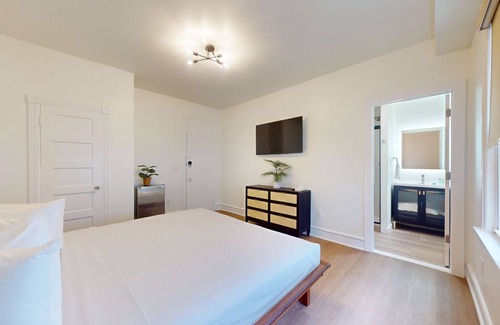 North End Hotel | Newly Renovated Room with King Bed