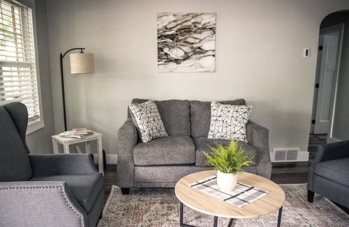Berlin Apartamento | NEWLY RENOVATED space sitting within walking distance to all that Berlin has to offer!