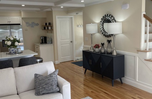 North Chelmsford Apartamento | Newly renovated, spacious, clean, 3-bedroom home.