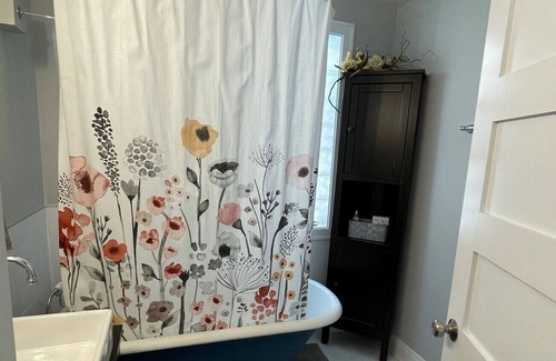 Edgewater Apartamento | Newly Renovated, Spacious 2BR in Andersonville with Private Parking