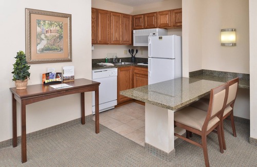 Northeast Heights Condominio | Suite recientemente renovada | Desayuno diario gratuito, acceso a la piscina + bañera de hidromasaje