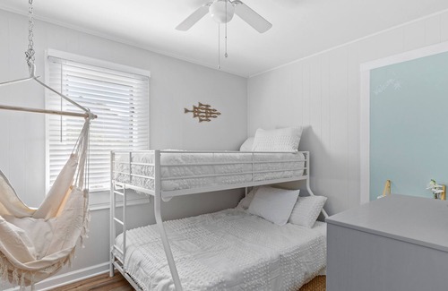 Del Haven Cabaña | Newly renovated cottage, walk to the bay beach!