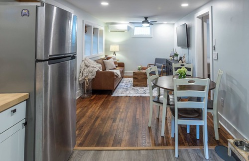West Jefferson Cabaña | Newly renovated cottage, 5 min walk to town, dogs OK, fire pit, hot tub, wi-fi