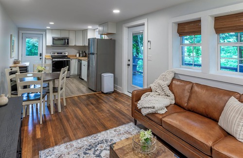West Jefferson Cabaña | Newly renovated cottage, 5 min walk to town, dogs OK, fire pit, hot tub, wi-fi