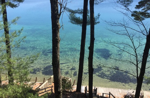 Kalkaska Cabaña | Casa de vacaciones recientemente renovada en Crystal Clear Bear Lake.