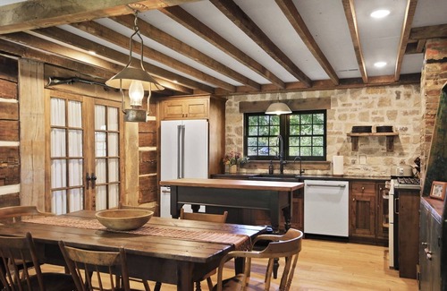 Boonesboro Cabina | Newly Restored 2-bedroom cabin in Historic Arrow Rock