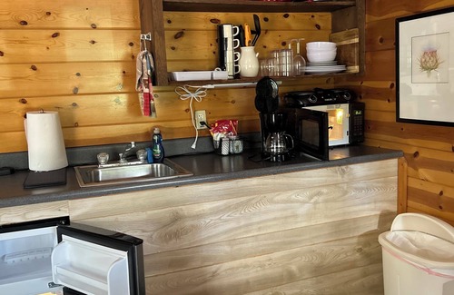 Payson Cabina | Newly updated bathroom!- Indoor Fireplace & Jacuzzi; cot for kids in second room