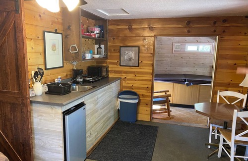 Payson Cabina | Newly updated bathroom!- Indoor Fireplace & Jacuzzi; cot for kids in second room