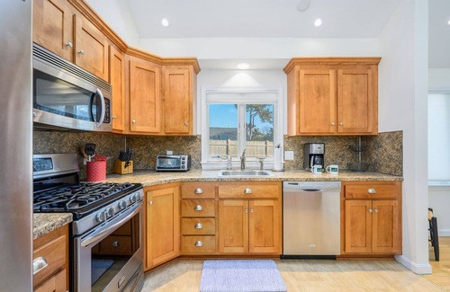 South Harwich Casa | Newly Updated Central AC Sunroom Great Yard