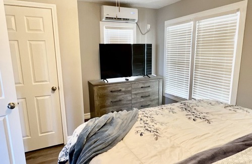 Harlandale Casa | Newly Upgraded, Cozy home 7 minutes from Downtown