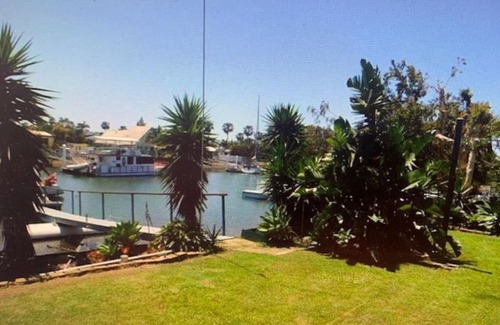 Newport Casa | Newport Canal - Waterways, Boat Parking, Yachts High Mast,