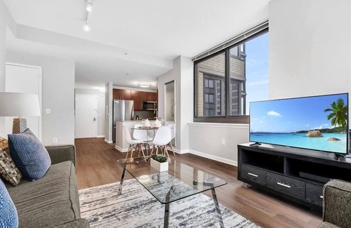 Hudson Exchange Apartamento | Newport PATH 2 BR | Club room with billiards