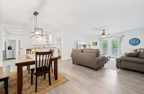 Anderson Casa | nExperience Serenity on Broadway Lake in this beautiful 3 bedroom home