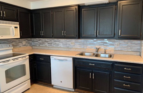 Ashwaubenon Casa | NFL Draft, 3-bedroom house Green Bay easy walk to Titletown w/parking, WiFi