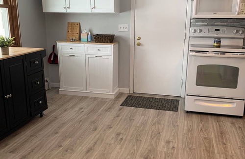 Ashwaubenon Casa | NFL Draft, 3-bedroom house Green Bay easy walk to Titletown w/parking, WiFi